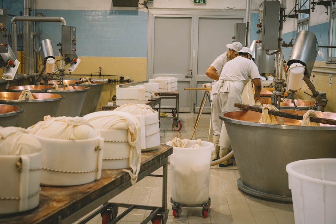 Industriell bakutrustning med stora degblandare i ett professionellt bageri.